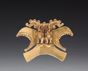 Colgante de figura de doble cabeza de pájaro, c. 1000-1500 (oro fundido y martillado) de Mesoamerican Mesoamerican