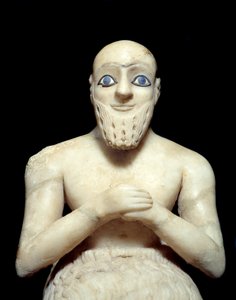 Arte Mesopotamia: Estatua del Intendente Ebih-il. Escultura de alabastro, concha, lapislázuli y esquisto, alrededor de 2500 a.C. (período sumerio, alrededor de 2900-2200 a.C.). De Mari. Altura: 0.525 m. París, Museo del Louvre de Mesopotamian
