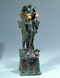Mesopotamia: soporte de copa en plata, bronce y oro en forma de tres cabras íbices. Siglo XVIII a.C. Primera dinastía de Babilonia. De Larsa. París, Museo del Louvre de Mesopotamian
