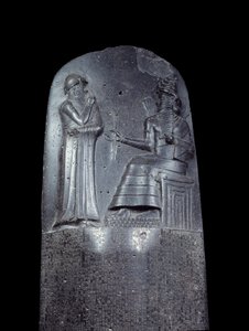 Mesopotamia: estela en diorita del Código de Leyes de Hammurabi. Está cubierta con inscripciones cuneiformes y en la parte superior el rey Hammurabi se encuentra ante el dios sol de Mesopotamia, Shamash, divinidad de la Justicia. Es una de las piezas más a de Mesopotamian