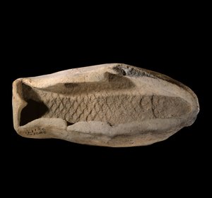 Mesopotamia: molde de terracota en forma de pez. Alrededor de 1800 a.C. De los platos reales del Palacio del Rey Zimrilim en Mari. París, Museo del Louvre