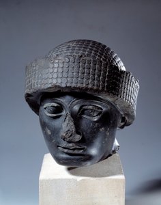 Mesopotamia: cabeza en diorita sin inscripción de Gudea, gobernador de la ciudad de Lagash. Alrededor de 2120 a.C. Período neo-sumerio (ca. 2150-2000 a.C.). París, Museo del Louvre de Mesopotamian Mesopotamian