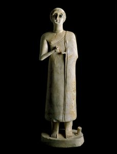 Arte mesopotámico: figurilla de mujer o diosa. Terracota, 3er milenio a.C. De Tell Asmar (Ehnunna en Mesopotamia) Dim. 59 cm Museo de Bagdad, Irak