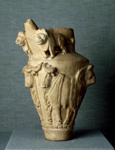 Arte mesopotámico: vaso ritual de piedra caliza con toros y leones