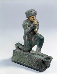 Mesopotamia: Estatuilla en plata, bronce y oro de adorador arrodillado, exvoto dedicado al dios Amurru por la vida de Hammurabi. 1800 a.C. Del sitio de Larsa de Mesopotamian Mesopotamian