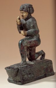Mesopotamia: Estatuilla en plata, bronce y oro de adorador arrodillado, exvoto dedicado al dios Amurru por la vida de Hammurabi. 1800 a.C. Del sitio de Larsa. París, Museo del Louvre de Mesopotamian Mesopotamian