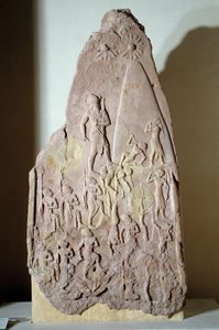 Mesopotamia: estela en gres rojo de la victoria de Naram Sin. Período de Agade (alrededor de 2350-2200 a.C.). De Accad. París, Museo del Louvre de Mesopotamian Mesopotamian