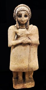 Estatua de una adoradora femenina con un vestido simple, Khfajah, Mesopotamia, c.2650-2550 a.C. (yeso) de Mesopotamian Mesopotamian