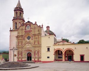 Fachada de la Iglesia Misión Franciscana de Santiago en Jalpan, 1751-58 de Mexican School