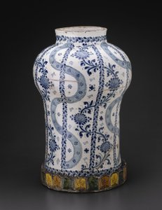 Jarra con Bandas Verticales Fluyentes y Vides con Flores Similares a Girasoles, 1700-50 de Mexican School