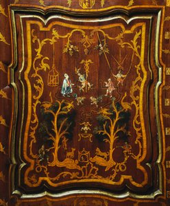 Armario de lino estilo rococó con incrustaciones policromadas y base, período colonial