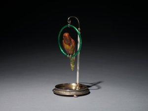 Loro en una Percha (Loro), firma de Peter Carl Fabergé (1846-1920) de Michael Evlampievich Perkhin