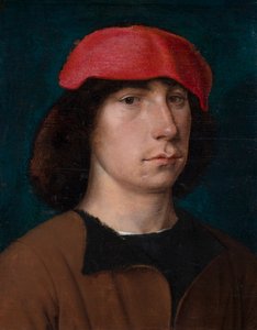 Un joven con gorra roja