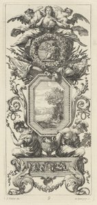 Panel ornamental coronado con dos figuras apoyadas en el busto de una mujer