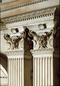 Alegoría del Día y la Noche: (detalle) de las columnas y capiteles. Mausoleo de Giuliano de Médici. Escultura de mármol