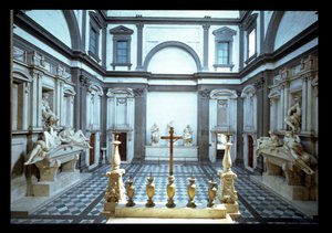 Vista del interior diseñado por Michelangelo Buonarroti mostrando las tumbas Medici de Lorenzo, Duque de Urbino (izquierda) y Giuliano, Duque de Nemours (derecha), 1520-24 y 1530