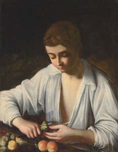 Un niño pelando fruta