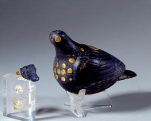 Antigüedad oriental: paloma en lapislázuli y oro. Del sitio de Susa. Periodo medio-elamita (Irán). 1200 a.C. París, Museo del Louvre de Middle Elamite Period