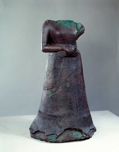 Civilización elamita: estatua de bronce de la reina Napir Asu con inscripción elamita. 1250 a.C. Del sitio de Susa, Irán de Middle Elamite Period