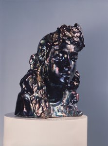 Cabeza de niña con una guirnalda, principios de 1890s de Mikhail Aleksandrovich Vrubel