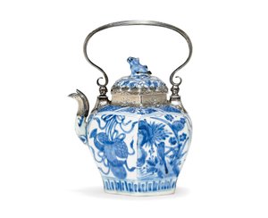 Tetera azul y blanca con tapa de Ming Dynasty Chinese School