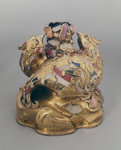 Vasija de vino china de cobre dorado en forma de fénix sobre una roca de Ming Dynasty Chinese School