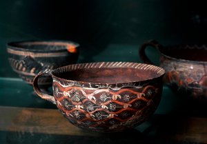 Arte minoico: copa de cerámica del período Kamares (Creta) protopalatial (2100 a 1650 a.C.) de Minoan