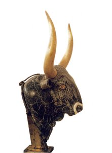 Arte minoico: rhyton en forma de cabeza de toro del Pequeño Palacio de Cnosos en Creta. 1550-1500 a.C. Heraclión, Museo Arqueológico de Minoan