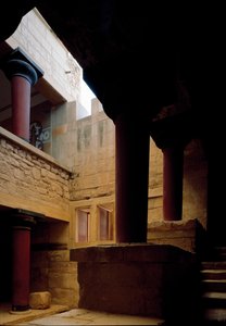 Arte minoico: vista del interior del palacio del Rey Minos en Cnossos (Knossos), escalera oriental y tragaluz. 1600-1400 a.C. Creta