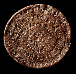 El disco de Festo (Arte Minoico - 1700 - 1600 a.C.) cubierto de jeroglíficos de Minoan