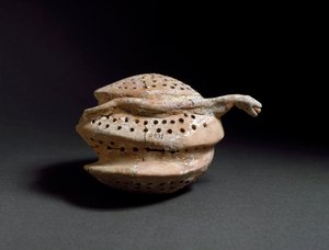 Arte egeo: jarrón de cerámica en forma de panal y serpiente de Minoan