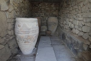 Sitio arqueológico minoico de Phaistos. La revista de los pithoi gigantes (jarras de almacenamiento). Estas jarras están decoradas con patrones de disco y cuerda en relieve.