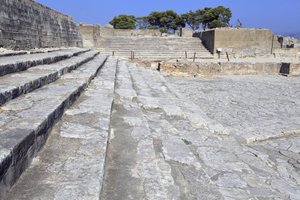 Sitio arqueológico minoico de Phaistos. El patio oeste y el área teatral. Gran patio pavimentado frente a la fachada y la entrada central del palacio (1900 -1700 a.C.). Este patio jugó un papel importante en la vida de los habitantes. de Minoan