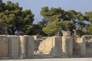 Sitio arqueológico minoico de Phaistos. Puerta del ala norte que se abre al patio central. Phaistos, Creta de Minoan