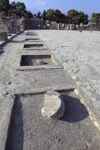 Sitio arqueológico minoico de Phaistos. Vista general del patio central desde los santuarios del ala oeste. El patio central es un elemento arquitectónico básico del palacio minoico. Es un núcleo alrededor del cual se disponen las diferentes alas.