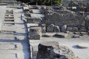 Sitio arqueológico minoico de Phaistos. Vista general de los santuarios del ala oeste a lo largo del patio central desde el ala norte. Había dos tipos de santuarios: 