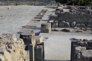 Sitio arqueológico minoico de Phaistos. Vista general de los santuarios del ala oeste a lo largo del patio central desde el ala norte. Había dos tipos de santuarios: 