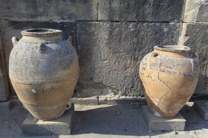 Sitio arqueológico minoico de Phaistos. Grandes pithoi (jarras de almacenamiento), encontradas junto al patio central. Creta de Minoan