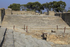 Sitio arqueológico minoico de Phaistos. Escalera que comienza en el patio oeste y conduce a los Propileos, la entrada principal y más impresionante del nuevo palacio y escalones que formaban los asientos del área teatral, utilizada para eventos religiosos  de Minoan