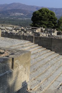 Sitio arqueológico minoico de Phaistos. Escalera que comienza en el patio oeste y conduce a los Propileos, la entrada principal y más impresionante del nuevo palacio (1700-1450 a.C.). Phaistos, Creta. de Minoan