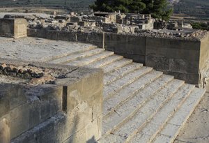 Sitio arqueológico minoico de Phaistos. Escalera que comienza en el patio oeste y conduce a los Propileos, la entrada principal y más impresionante del nuevo palacio (1700-1450 a.C.). Phaistos, Creta. de Minoan