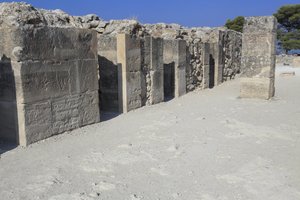 Sitio arqueológico minoico de Phaistos. Los almacenes del oeste. Gran complejo de almacenes del palacio. Consiste en la antesala, el corredor de los almacenes y los almacenes mismos. A la derecha e izquierda del corredor había 11 almacenes en los que