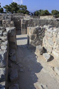 Sitio arqueológico minoico de Phaistos. Las revistas occidentales. Gran complejo de los almacenes del palacio. Vista sobre algunas de las 11 revistas en las que se almacenaban los bienes del palacio (1900-1700 a.C.) Phaistos, Creta. de Minoan