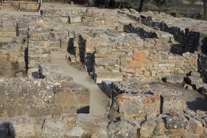 Sitio arqueológico minoico de Phaistos. Vista sobre el Complejo Noreste. Complejo de cuatro habitaciones directamente adyacentes al antiguo palacio. Estas habitaciones se usaban para almacenar valiosos vasos rituales. El famoso 