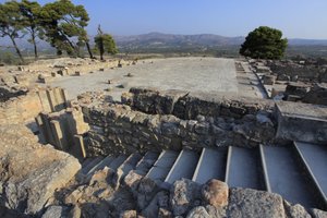 Sitio arqueológico minoico de Phaistos. Vista sobre el patio central desde el ala norte. El patio central era un elemento arquitectónico básico del palacio minoico. Es un núcleo alrededor del cual se disponen las diferentes alas. Este patio central fue con de Minoan