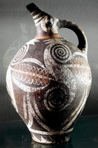Arte minoico: jarra de cerámica decorada con dibujos policromos. De Phaestos. Dim. 27 cm Museo Arqueológico, Heraklion, Creta de Minoan