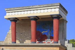 Sitio arqueológico minoico de Knossos. Entrada norte, Sala del pilar norte. Bastión reconstruido por Arthur Evans donde colocó una copia de un fresco en relieve restaurado de un toro. Knossos, Creta