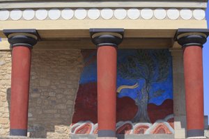 Sitio arqueológico minoico de Knossos. Entrada norte, Sala del pilar norte. Bastión reconstruido por Arthur Evans donde colocó una copia de un fresco en relieve restaurado de un toro. Knossos, Creta
