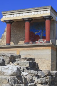 Sitio arqueológico minoico de Knossos. Entrada norte, Sala del pilar norte. Bastión reconstruido por Arthur Evans donde colocó una copia de un fresco restaurado de un toro. Knossos, Creta.