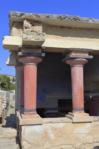 Sitio arqueológico minoico de Knossos. Piscinas lustrales del norte. Entrada norte del palacio. Según A. Evans, este edificio se utilizaba en ceremonias de purificación y por eso llamó a este lugar “Piscinas lustrales”. Knossos, Creta.